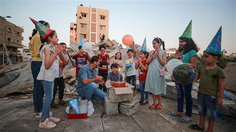 İ­s­r­a­i­l­­i­n­ ­y­ı­k­t­ı­ğ­ı­ ­e­v­l­e­r­i­n­d­e­ ­d­o­ğ­u­m­ ­g­ü­n­ü­ ­k­u­t­l­a­d­ı­l­a­r­